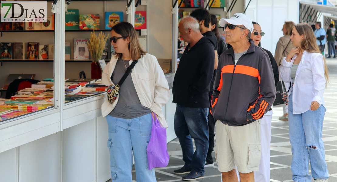 ¿Has pasado ya por la Feria del Libro de Badajoz? Búscate en nuestras fotos