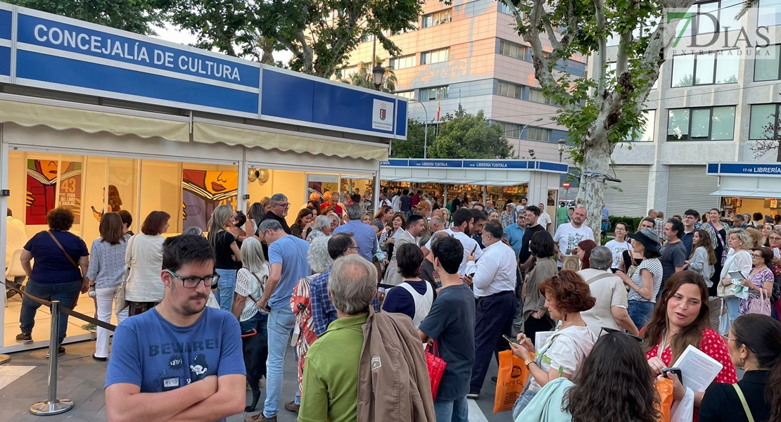 ¿Has pasado ya por la Feria del Libro de Badajoz? Búscate en nuestras fotos