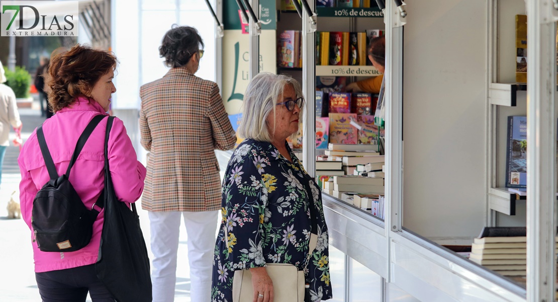 ¿Has pasado ya por la Feria del Libro de Badajoz? Búscate en nuestras fotos