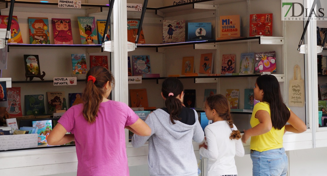 ¿Has pasado ya por la Feria del Libro de Badajoz? Búscate en nuestras fotos