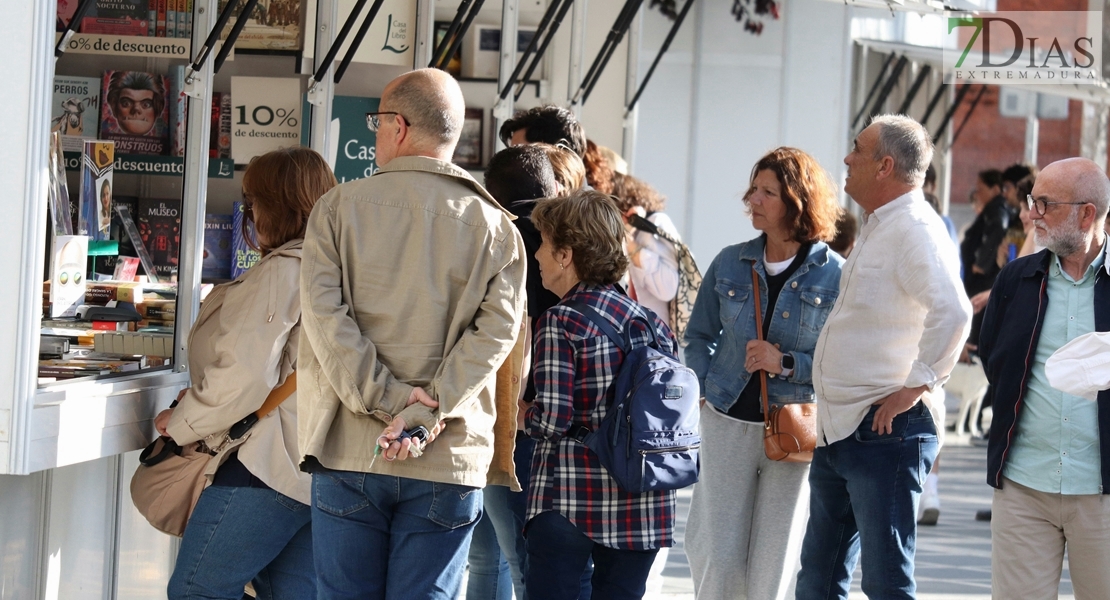 ¿Has pasado ya por la Feria del Libro de Badajoz? Búscate en nuestras fotos