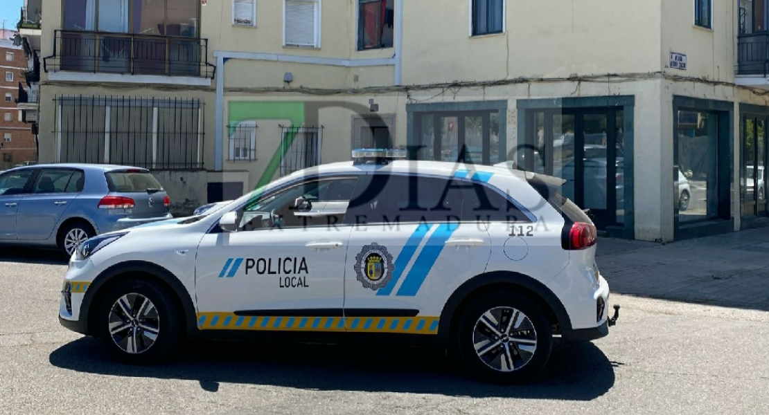 Agentes de la Policía Local le salvan la vida tras un incendio en su vivienda