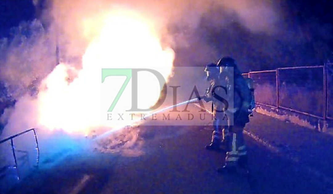 Extinguen un nuevo incendio de punto limpio en Badajoz
