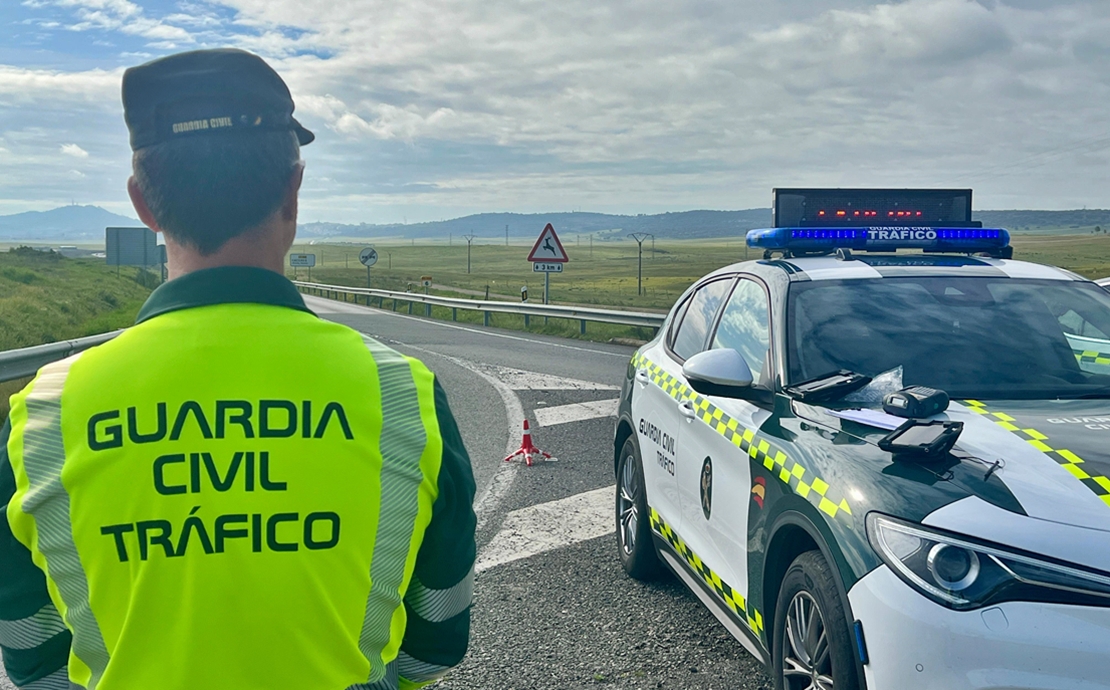 La Guardia Civil pilla a un camionero en la A-5 bebiéndose una cerveza