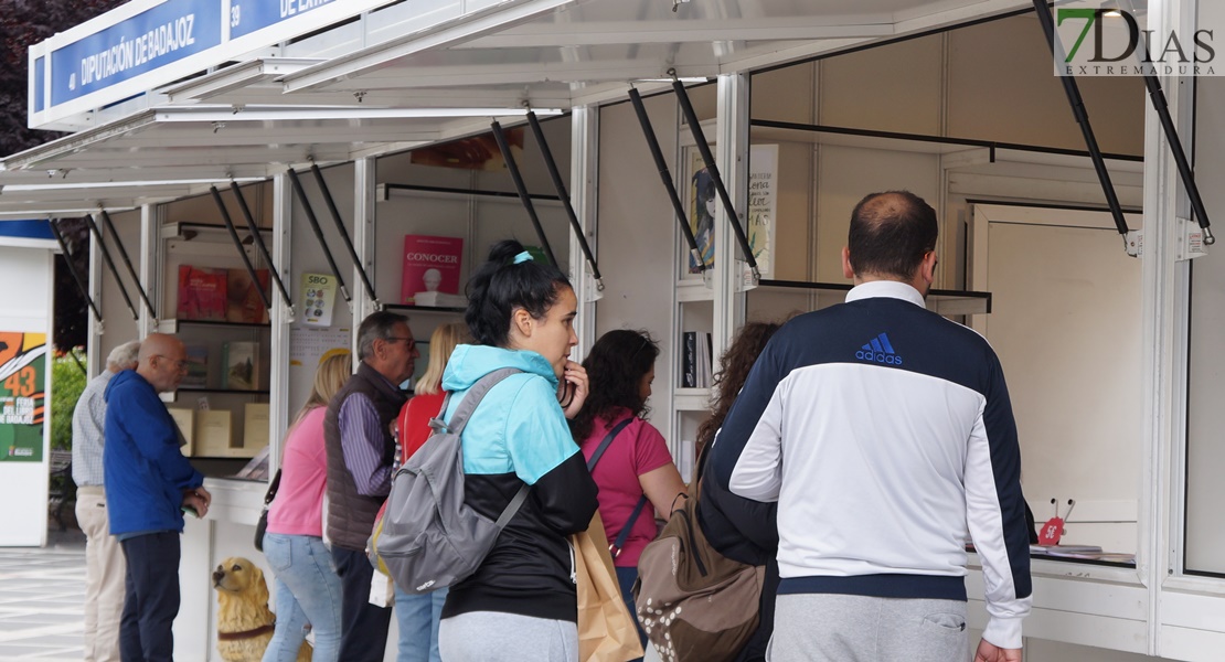 ¿Has pasado ya por la Feria del Libro de Badajoz? Búscate en nuestras fotos