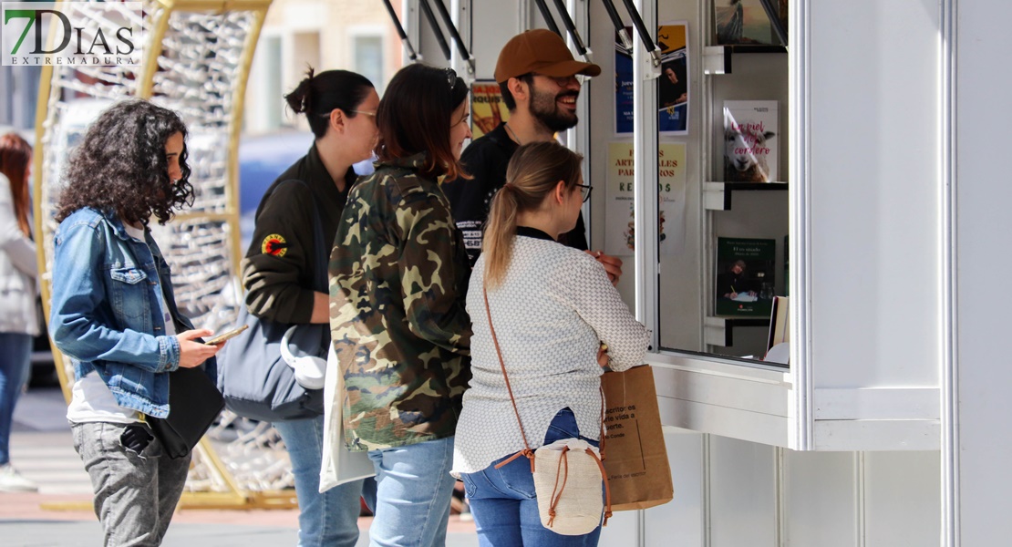 ¿Has pasado ya por la Feria del Libro de Badajoz? Búscate en nuestras fotos