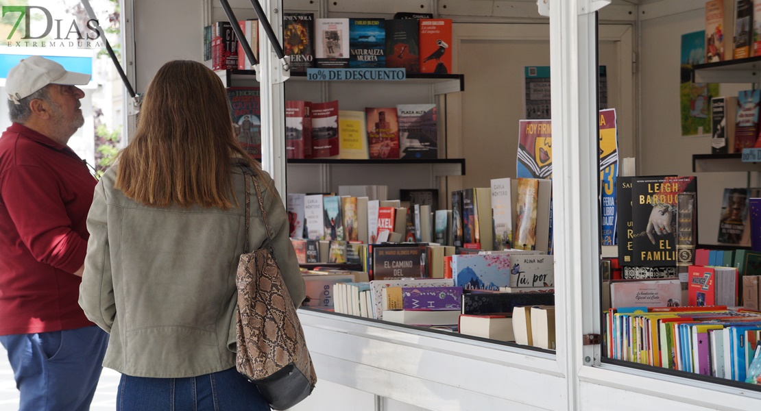 ¿Has pasado ya por la Feria del Libro de Badajoz? Búscate en nuestras fotos