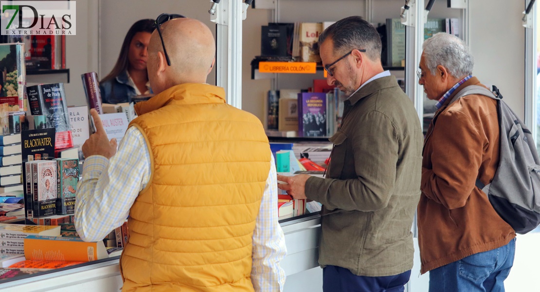 ¿Has pasado ya por la Feria del Libro de Badajoz? Búscate en nuestras fotos