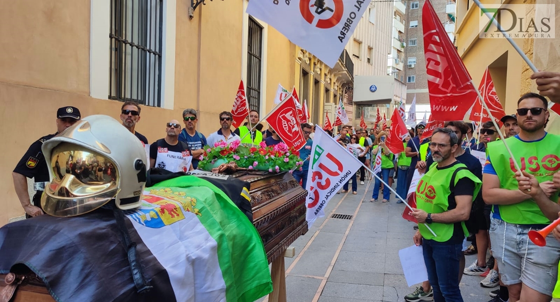 Bomberos del CPEI se plantan con un ataúd en la Diputación de Badajoz