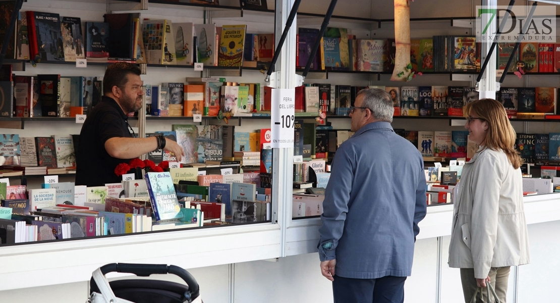 ¿Has pasado ya por la Feria del Libro de Badajoz? Búscate en nuestras fotos