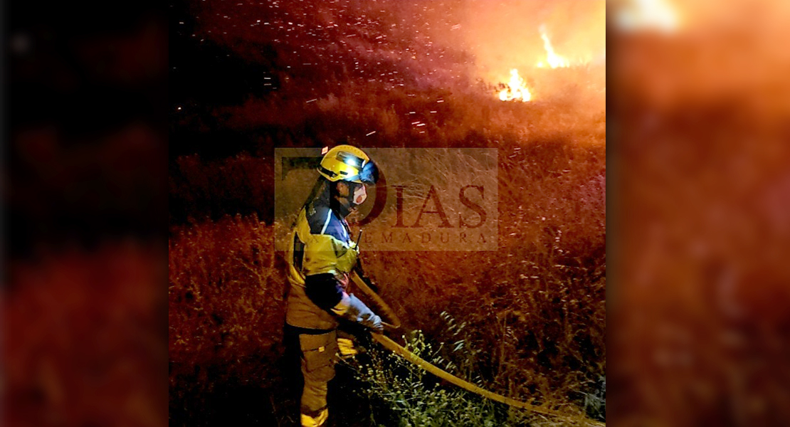 Bomberos del SEPEI trabajan durante varias horas en un incendio en Plasencia