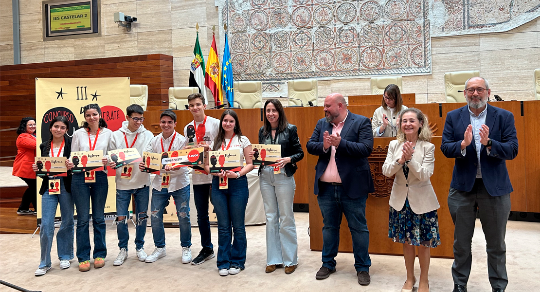 Dos institutos de Badajoz ganan el Concurso de Debate Escolar