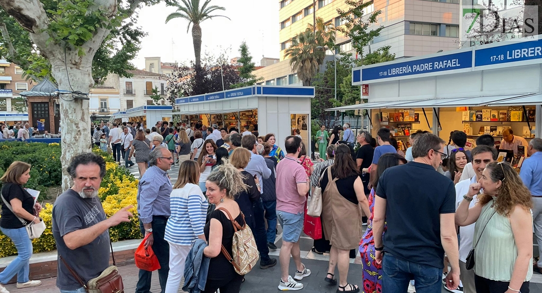 Gran ambiente en la Feria del Libro en Badajoz: punto de cultura para niños y mayores