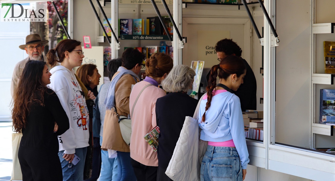 ¿Has pasado ya por la Feria del Libro de Badajoz? Búscate en nuestras fotos