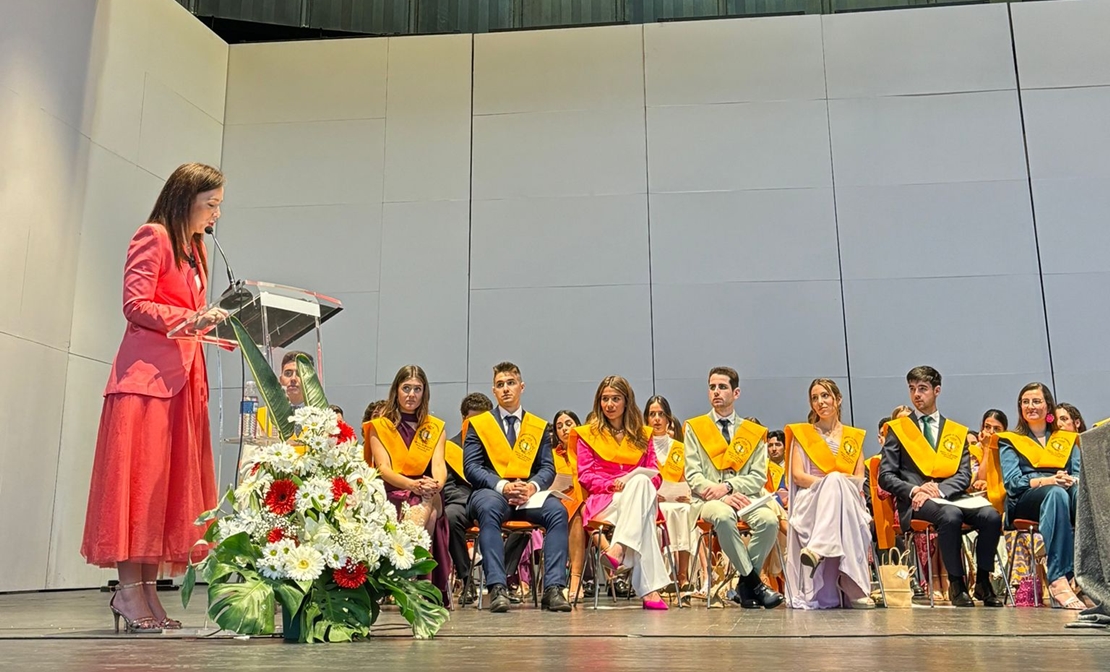 La consejera asiste a la Graduación de la XLVI promoción del Grado de Medicina en Badajoz