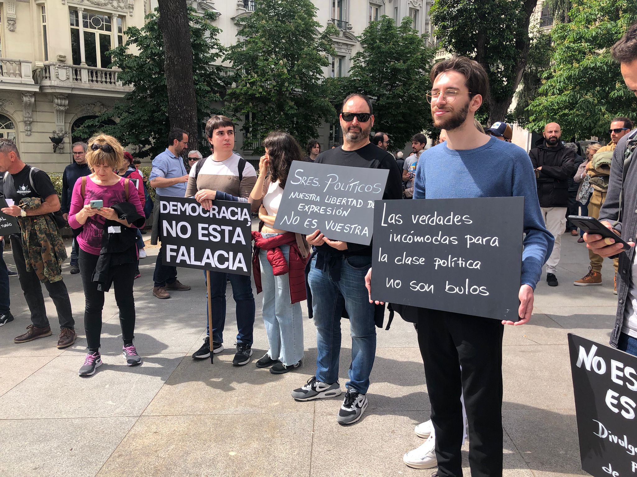 Dos extremeños se plantan frente al Congreso por la libertad de expresión