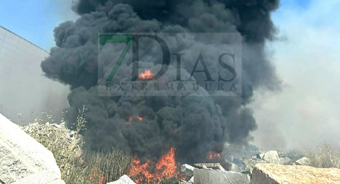 Bomberos del CPEI luchan contra las llamas en Montijo (BA)