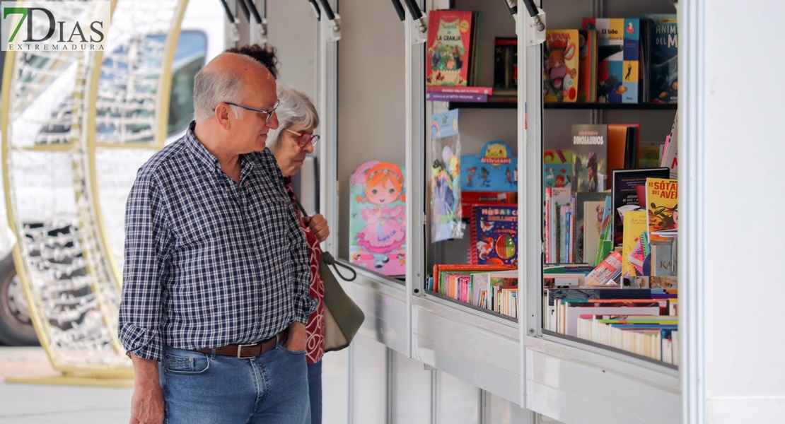 ¿Has pasado ya por la Feria del Libro de Badajoz? Búscate en nuestras fotos