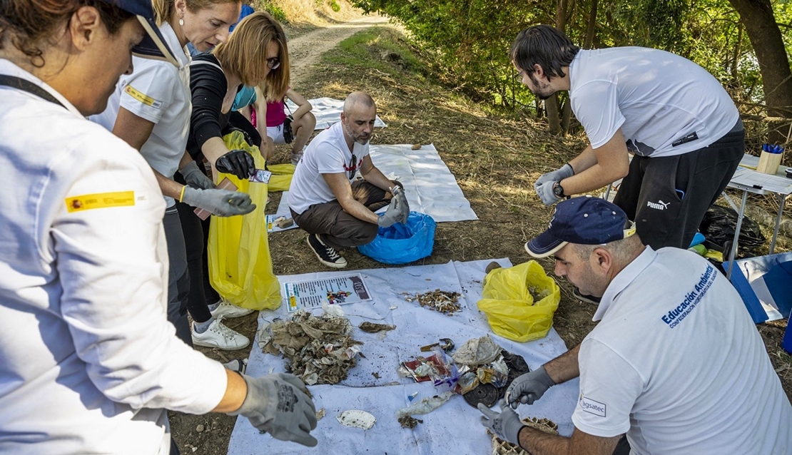 Recogida de basuraleza en el azud de Badajoz