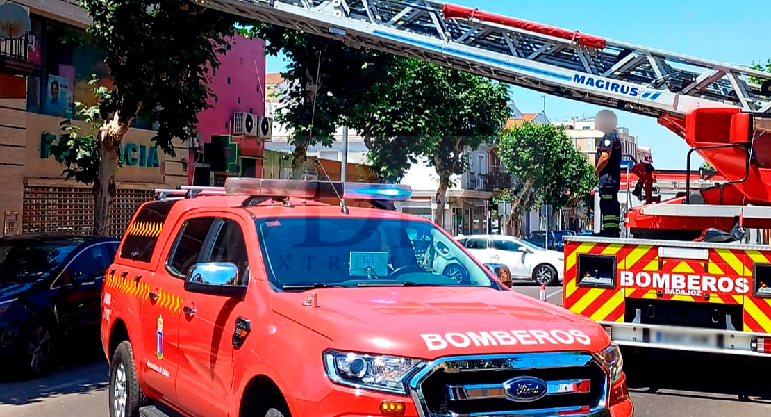 Alertan a los bomberos por el "riesgo de derrumbamiento" de una fachada en Badajoz