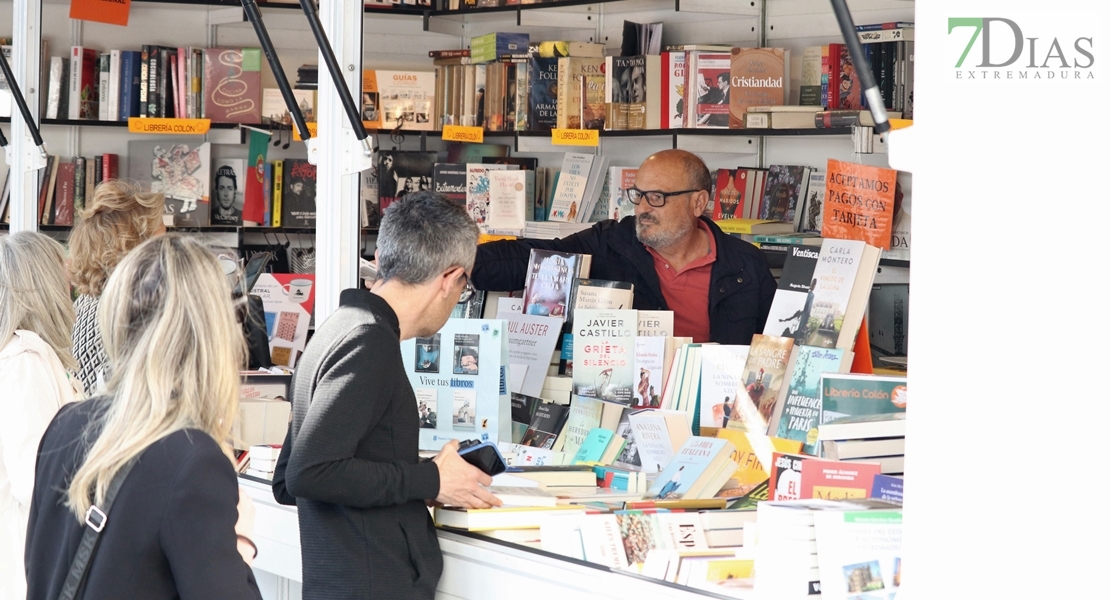 ¿Has pasado ya por la Feria del Libro de Badajoz? Búscate en nuestras fotos