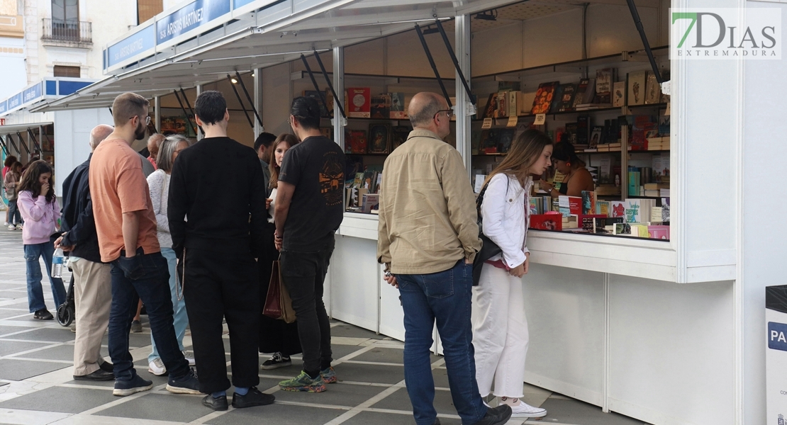 ¿Has pasado ya por la Feria del Libro de Badajoz? Búscate en nuestras fotos