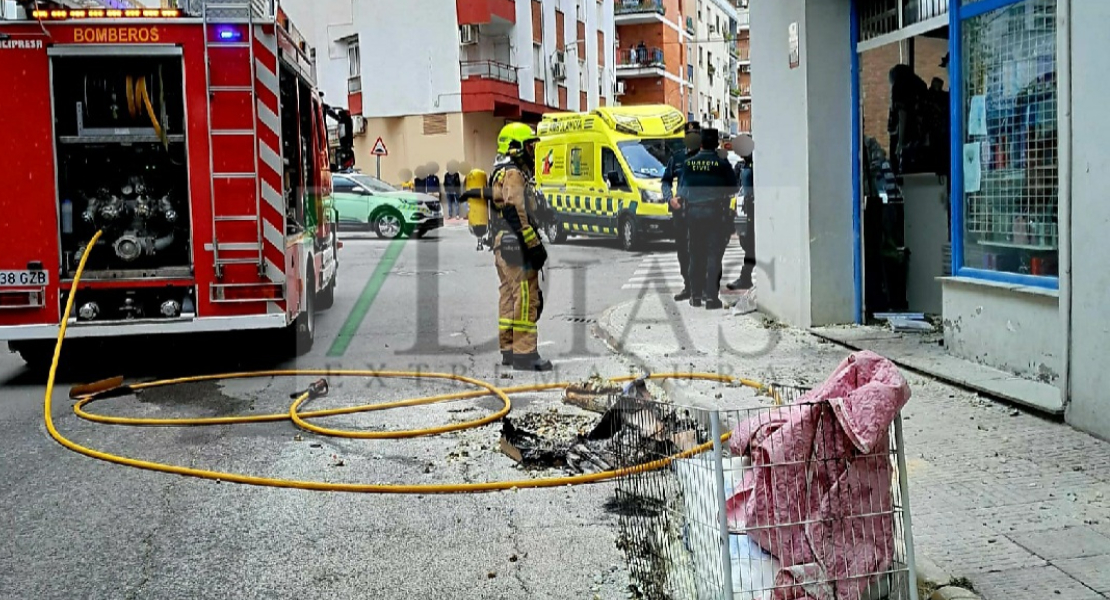 Los bomberos rescatan a dos personas de un incendio en un bazar extremeño