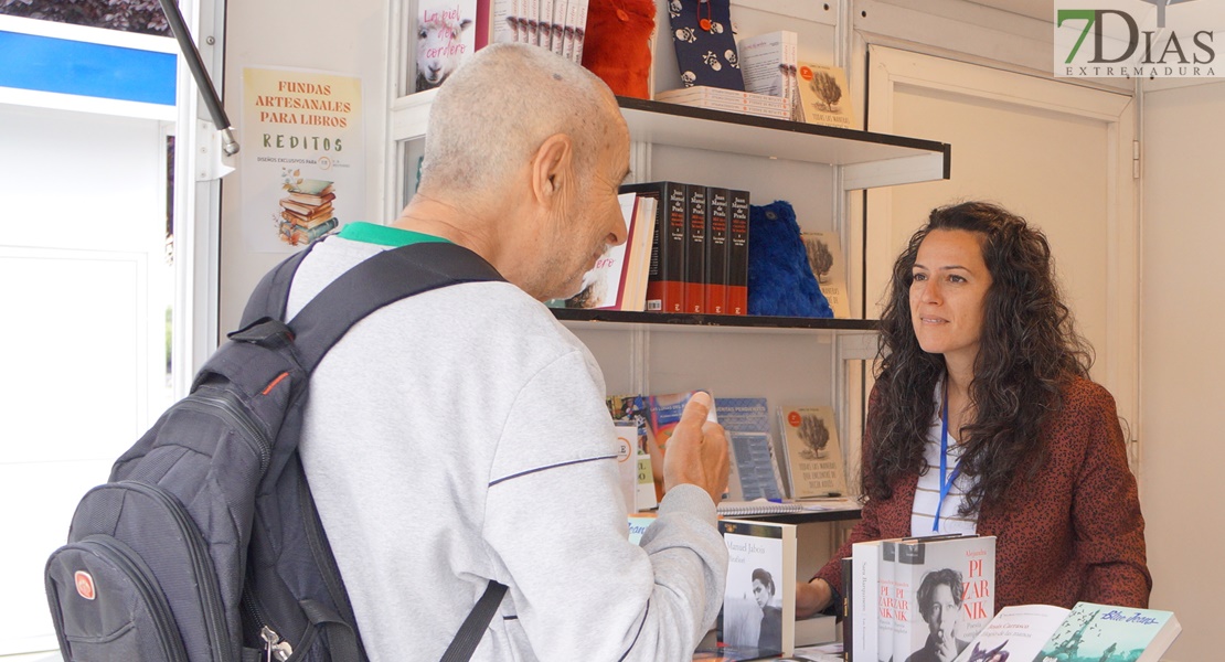 ¿Has pasado ya por la Feria del Libro de Badajoz? Búscate en nuestras fotos