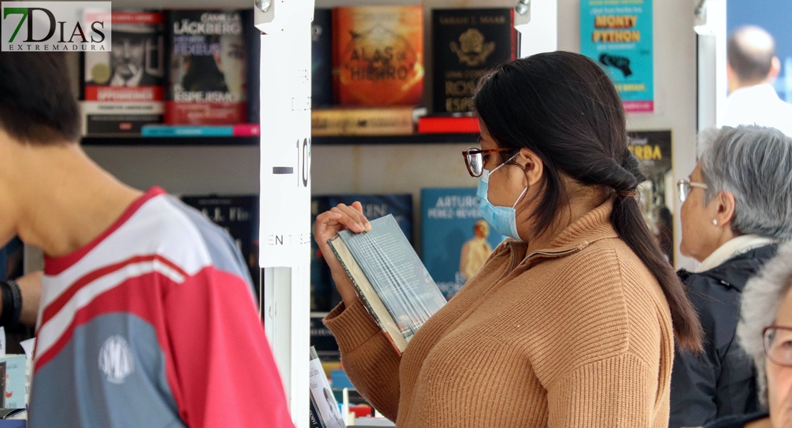 ¿Has pasado ya por la Feria del Libro de Badajoz? Búscate en nuestras fotos