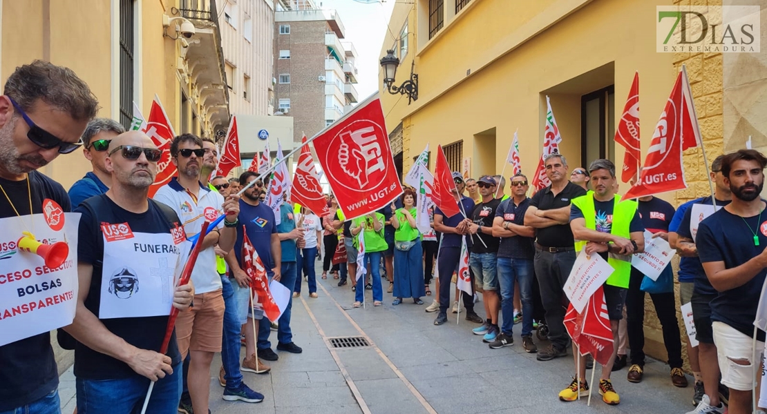 Bomberos del CPEI se plantan con un ataúd en la Diputación de Badajoz