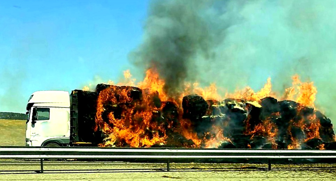 Cortan la A-66 tras el incendio de un vehículo a su paso por Extremadura