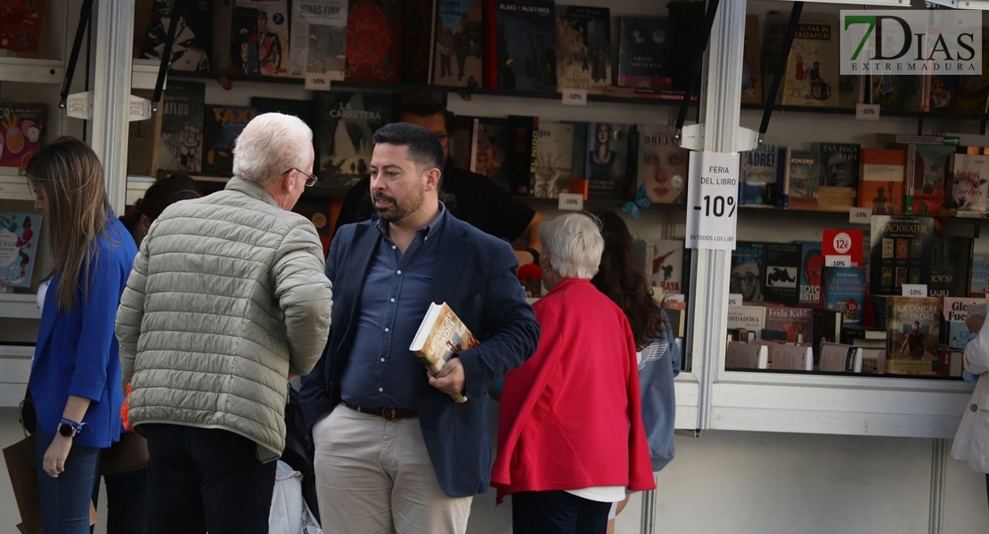 ¿Has pasado ya por la Feria del Libro de Badajoz? Búscate en nuestras fotos