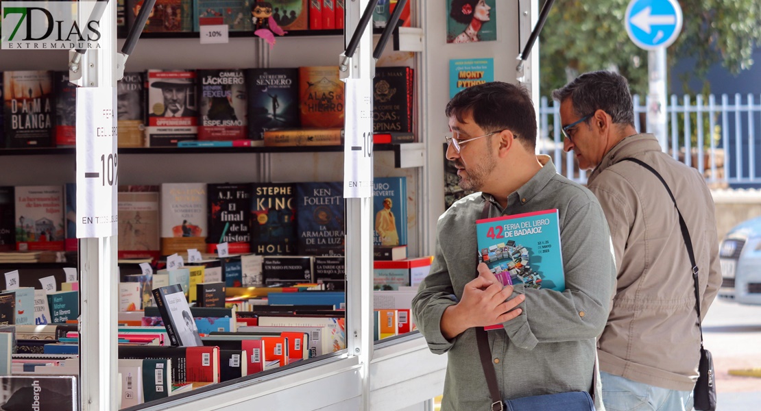 ¿Has pasado ya por la Feria del Libro de Badajoz? Búscate en nuestras fotos