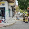 Los bomberos rescatan a dos personas de un incendio en un bazar extremeño