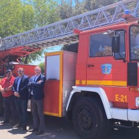 La Diputación de Cáceres dona un camión escala del SEPEI al cuerpo de bomberos portugués