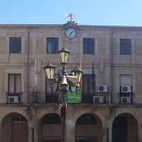 Los trabajadores de la Residencia se manifiestan en Montehermoso porque el Ayto. no les paga