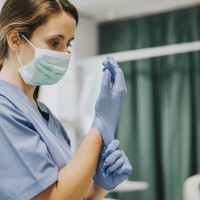 Las enfermeras reclaman reconocimiento y libertad en competencias en su Día Internacional