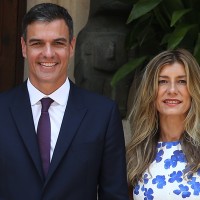 Sánchez planta cara a la "máquina del fango" y se ofrece a comparecer con su mujer