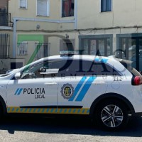 Agentes de la Policía Local le salvan la vida tras un incendio en su vivienda