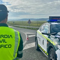 La Guardia Civil pilla a un camionero en la A-5 bebiéndose una cerveza