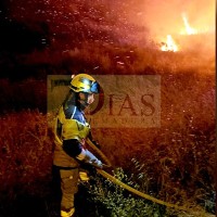 Bomberos del SEPEI trabajan durante varias horas en un incendio en Plasencia