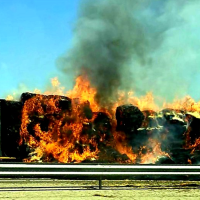 Cortan la A-66 tras el incendio de un vehículo a su paso por Extremadura