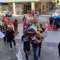 Bomberos del CPEI se plantan con un ataúd en la Diputación de Badajoz