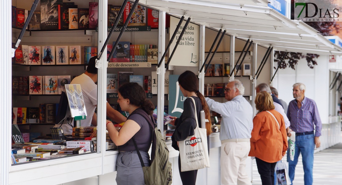 ¿Has pasado ya por la Feria del Libro de Badajoz? Búscate en nuestras fotos