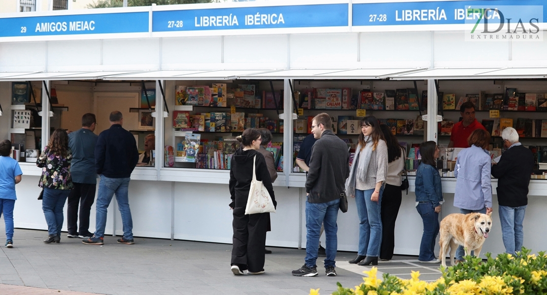 ¿Has pasado ya por la Feria del Libro de Badajoz? Búscate en nuestras fotos