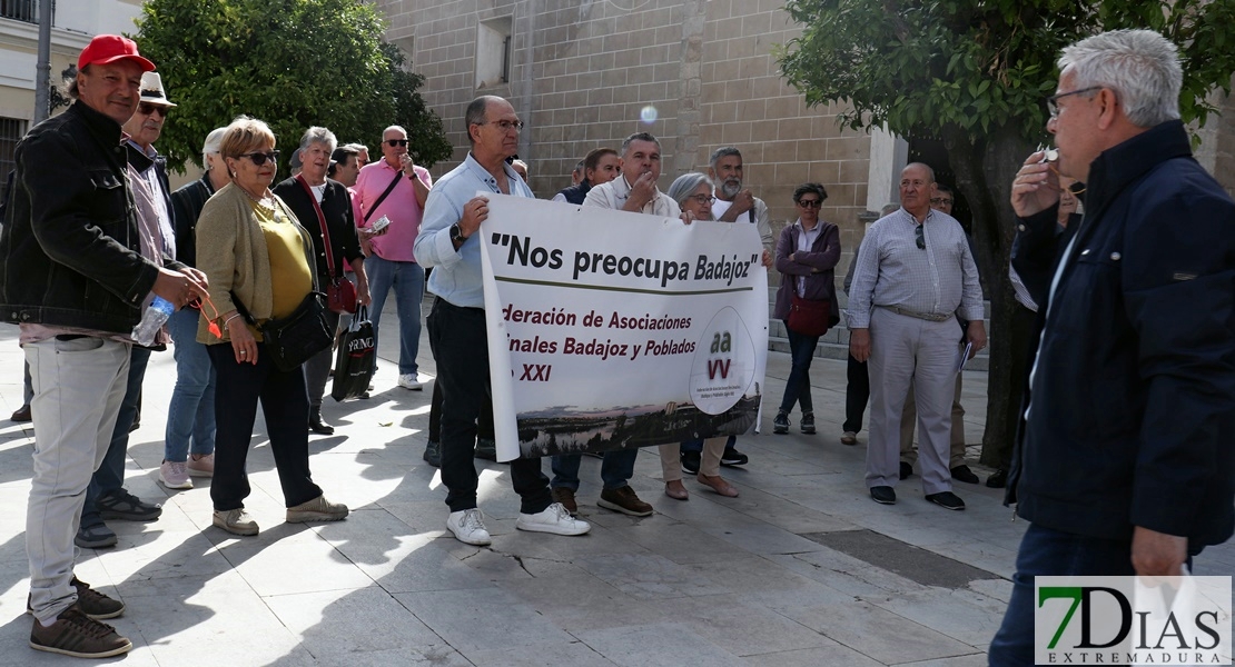 AAVV de Badajoz: "El alcalde no nos hace caso, pagamos para vivir como personas, no como animales"