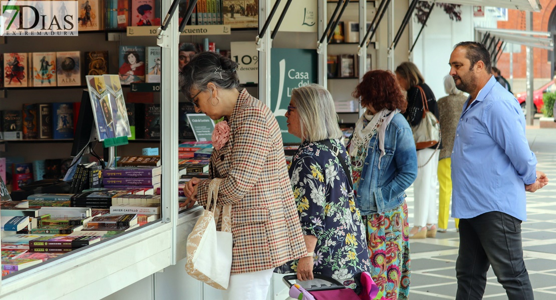 ¿Has pasado ya por la Feria del Libro de Badajoz? Búscate en nuestras fotos