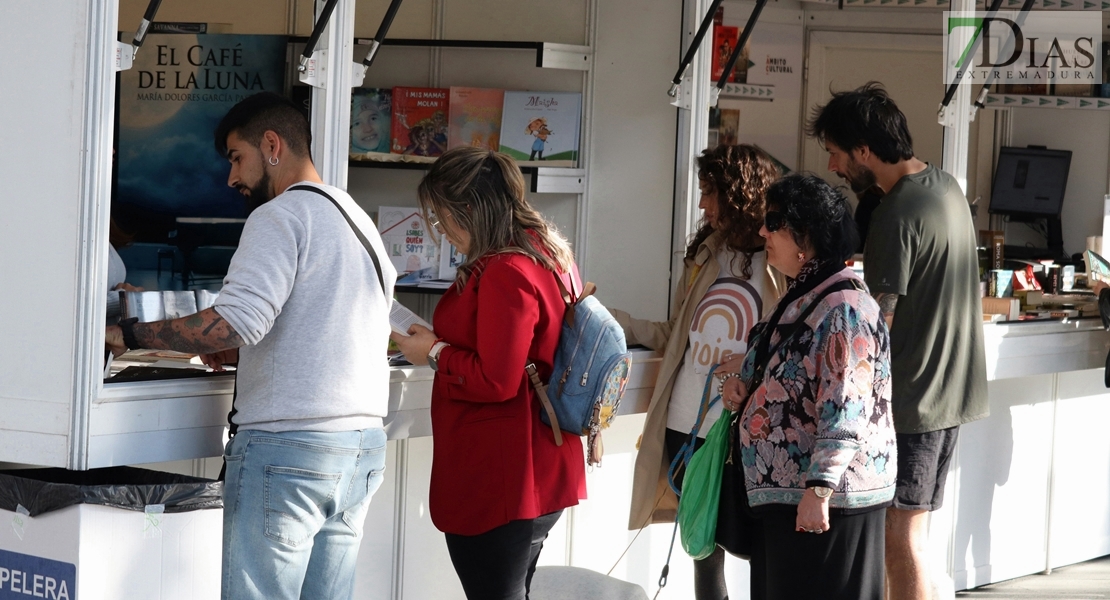 ¿Has pasado ya por la Feria del Libro de Badajoz? Búscate en nuestras fotos