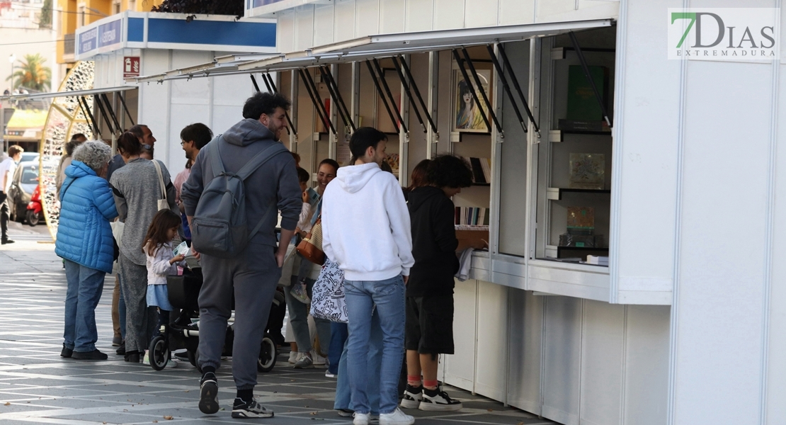 ¿Has pasado ya por la Feria del Libro de Badajoz? Búscate en nuestras fotos