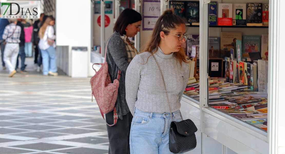 ¿Has pasado ya por la Feria del Libro de Badajoz? Búscate en nuestras fotos